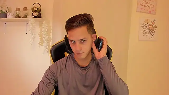 sexy andres01 online show from May 6, 2026, 2:11 pm