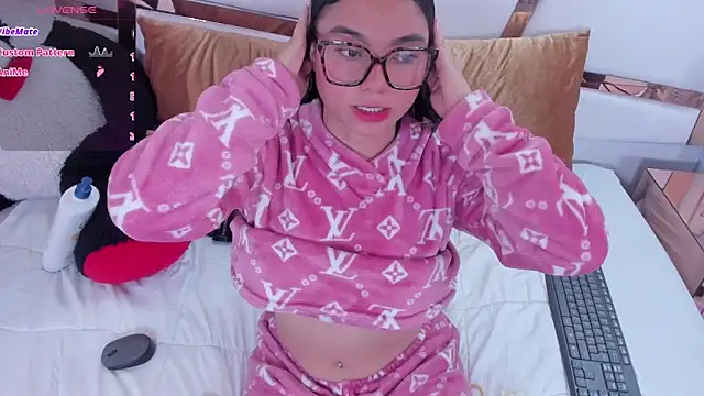 shelseanova online show from April 14, 2026, 3:56 am