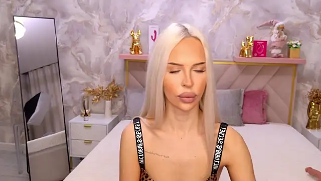 EvaXElfi online show from April 8, 2026, 12:21 am