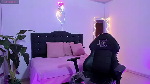 Snapshot of LINDSAY_TAY chatting on April 9, 2026, 3:28 am LINDSAY TAY online show from April 9, 2026, 3:28 am