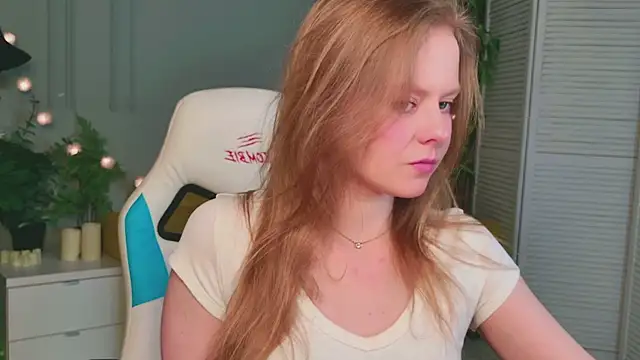 Sophie Peach  online show from April 25, 2026, 2:14 pm