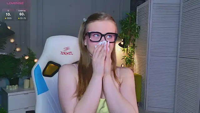 Sophie Peach  online show from April 26, 2026, 2:48 pm