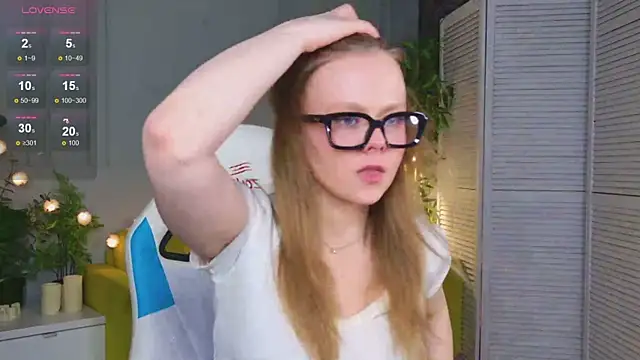 Sophie Peach  online show from April 27, 2026, 2:37 pm