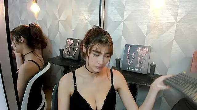 Snapshot of Scarlet_22_ chatting on March 18, 2026, 4:21 pm Scarlet 22 online show from March 18, 2026, 4:21 pm