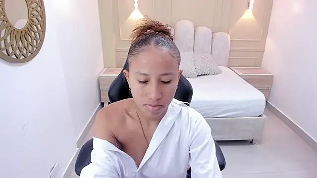 Snapshot of LESLYSIMPSON chatting on June 11, 2026, 7:34 pm LESLYSIMPSON online show from June 11, 2026, 7:34 pm