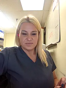 Snapshot of LadyB07 chatting on May 1, 2026, 8:35 pm LadyB07 online show from May 1, 2026, 8:35 pm
