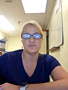 Snapshot of LadyB07 chatting on May 7, 2026, 4:12 pm LadyB07 online show from May 7, 2026, 4:12 pm