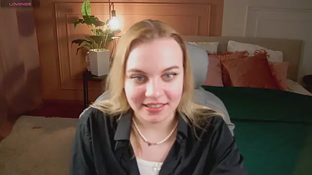 Glow Margo online show from April 18, 2026, 1:09 am