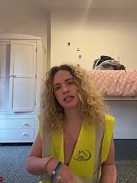 Snapshot of curlyirishgirl chatting on February 25, 2026, 10:03 am curlyirishgirl online show from February 25, 2026, 10:03 am