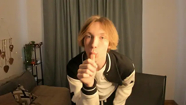 Snapshot of SilverFeral chatting on March 3, 2026, 5:13 am SilverFeral online show from March 3, 2026, 5:13 am