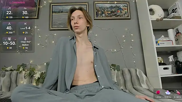 Snapshot of SilverFeral chatting on April 8, 2026, 6:35 am SilverFeral online show from April 8, 2026, 6:35 am