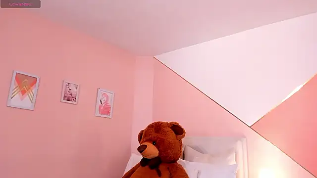 raquel mooon online show from March 19, 2026, 4:55 pm