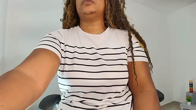 Snapshot of luxy_benet chatting on March 3, 2026, 6:41 am luxy benet online show from March 3, 2026, 6:41 am