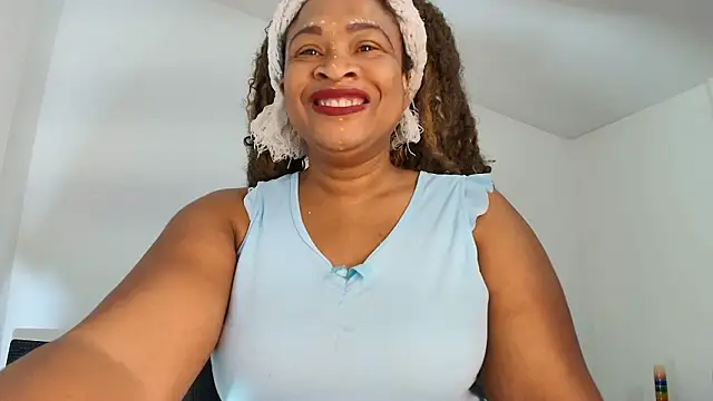 Snapshot of luxy_benet chatting on March 18, 2026, 9:12 am luxy benet online show from March 18, 2026, 9:12 am