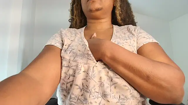 Snapshot of luxy_benet chatting on March 27, 2026, 9:21 am luxy benet online show from March 27, 2026, 9:21 am