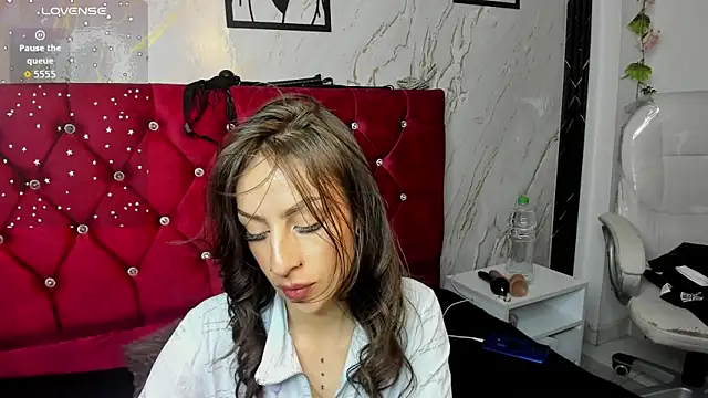 Miis Beella online show from May 28, 2026, 8:06 pm