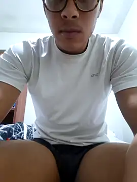 Snapshot of SweetMig chatting on February 28, 2026, 4:13 am SweetMig online show from February 28, 2026, 4:13 am