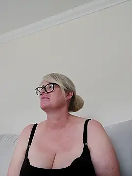 FlirtyFleur-x online show from April 9, 2026, 11:59 am