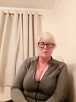 FlirtyFleur-x online show from April 19, 2026, 8:11 pm