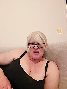 FlirtyFleur-x online show from April 22, 2026, 10:11 pm
