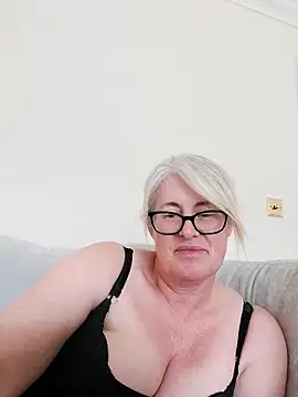 FlirtyFleur-x online show from April 28, 2026, 2:22 pm