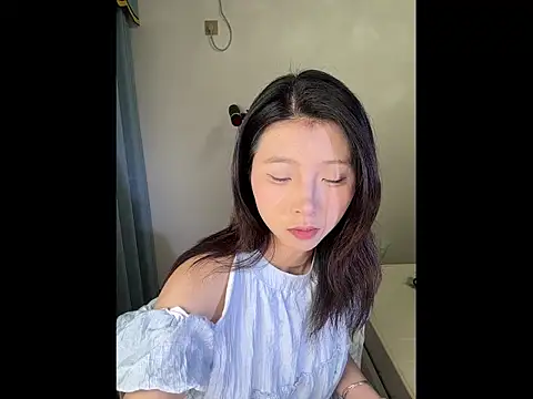 Y--F--LOVE online show from March 31, 2026, 3:23 pm