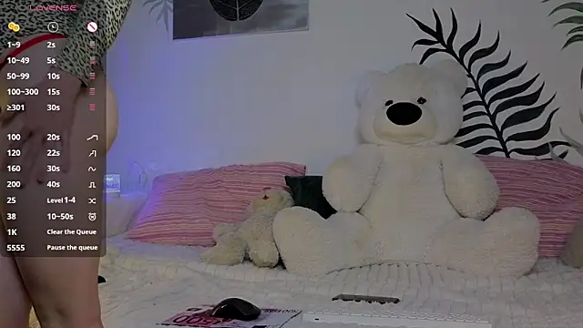 Milla Rose  online show from February 28, 2026, 1:23 pm