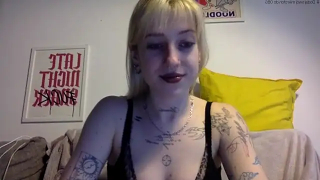 Snapshot of EmmyWet chatting on May 15, 2026, 6:04 pm EmmyWet online show from May 15, 2026, 6:04 pm