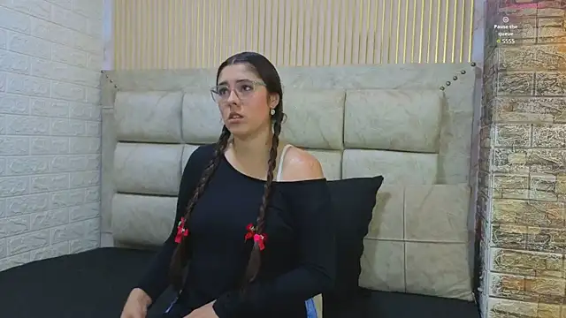 ElisVega online show from April 14, 2026, 7:42 pm