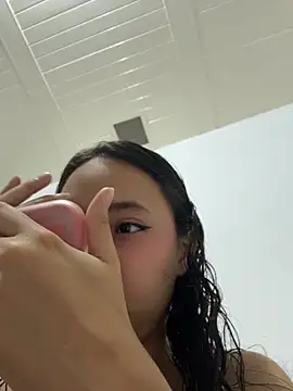 Snapshot of Aliciaa-petite chatting on May 14, 2026, 10:33 am Aliciaa-petite online show from May 14, 2026, 10:33 am