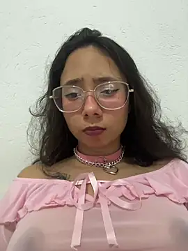 Snapshot of Aliciaa-petite chatting on May 29, 2026, 3:59 am Aliciaa-petite online show from May 29, 2026, 3:59 am
