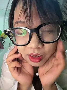 Snapshot of Leeeeiu chatting on July 21, 2026, 3:25 pm Leeeeiu online show from July 21, 2026, 3:25 pm