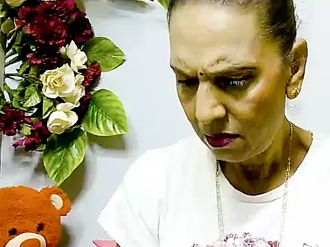 Hot queen58 online show from May 26, 2026, 2:35 pm