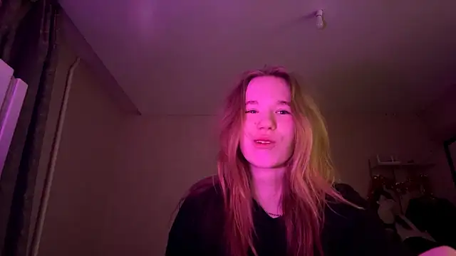 Snapshot of LeomaJee chatting on April 12, 2026, 6:24 pm LeomaJee online show from April 12, 2026, 6:24 pm