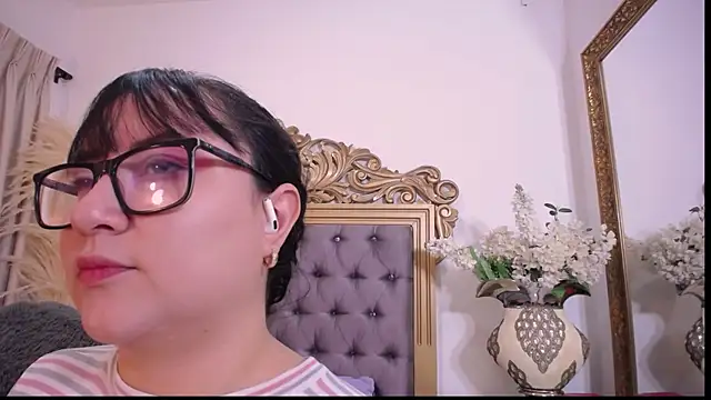 Snapshot of AllyRoux chatting on June 1, 2026, 5:36 pm AllyRoux online show from June 1, 2026, 5:36 pm