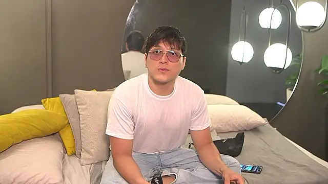 Mia and Belmonth online show from March 18, 2026, 6:44 pm