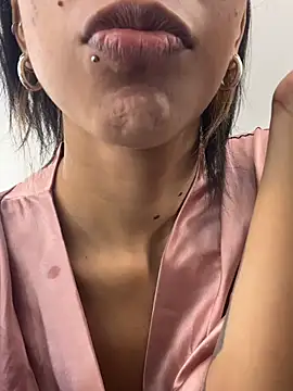 VioletaHills  online show from July 17, 2026, 12:34 pm