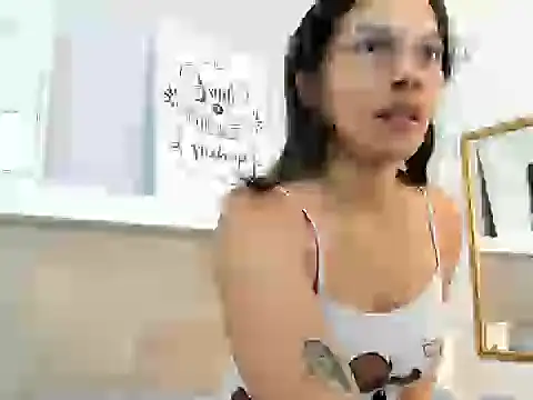 EmmaSanchez  online show from April 4, 2026, 8:28 pm