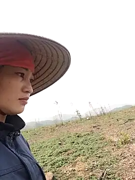 Snapshot of Lilinn_ chatting on April 11, 2026, 12:59 am Lilinn online show from April 11, 2026, 12:59 am