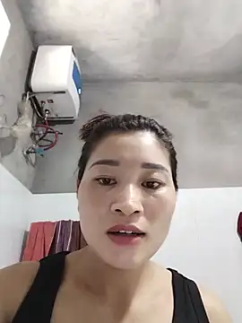 Snapshot of Lilinn_ chatting on June 3, 2026, 12:13 am Lilinn online show from June 3, 2026, 12:13 am
