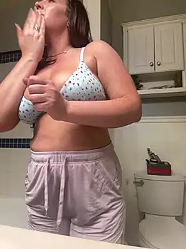 Snapshot of hollyharmd chatting on April 10, 2026, 1:22 am hollyharmd online show from April 10, 2026, 1:22 am