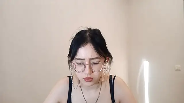 Snapshot of SolvedGlobe chatting on April 6, 2026, 2:07 pm SolvedGlobe online show from April 6, 2026, 2:07 pm