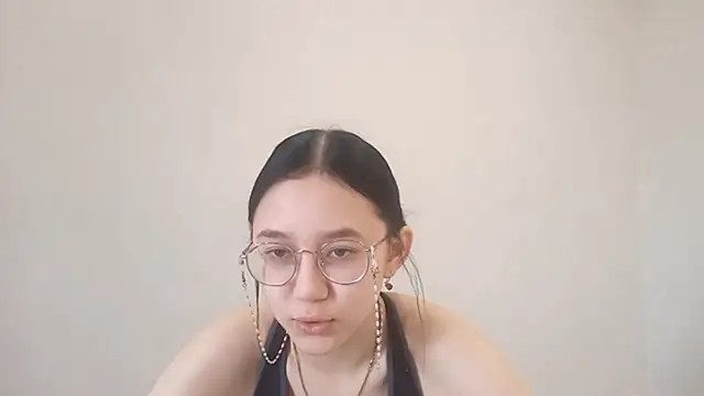 Snapshot of SolvedGlobe chatting on April 7, 2026, 2:50 pm SolvedGlobe online show from April 7, 2026, 2:50 pm