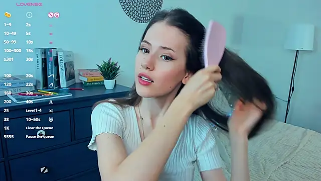 OdiIiaChavarria online show from April 15, 2026, 1:07 pm