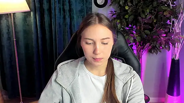 OliviaLang online show from March 23, 2026, 11:14 am