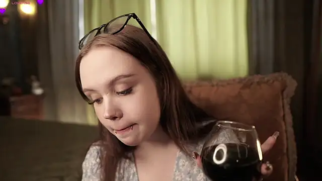 LeahAllsop online show from April 18, 2026, 4:38 am