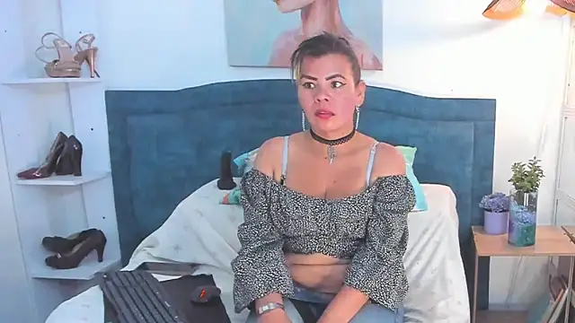 KiaraXMilf online show from March 6, 2026, 8:27 pm