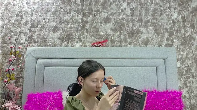 Naomimolie online show from June 10, 2026, 12:26 pm