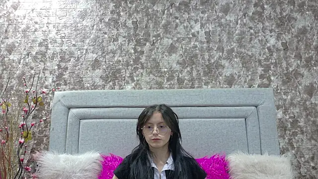 Naomimolie online show from June 19, 2026, 12:31 pm