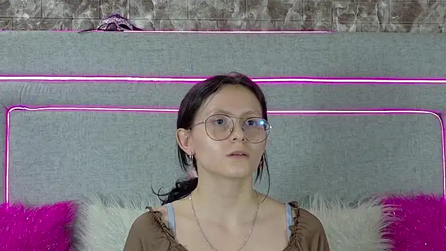 Naomimolie online show from July 16, 2026, 12:00 pm